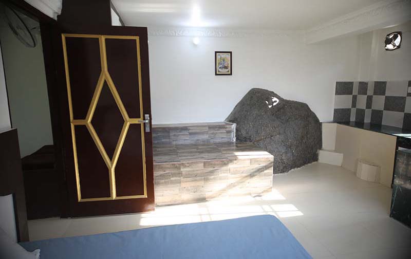 semideluxe rooms with beautifully and carefully chosen carpetings and wall colorings